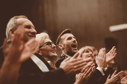 Espectadores aplaudiendo emocionados durante una función de ópera en ABAO Bilbao
