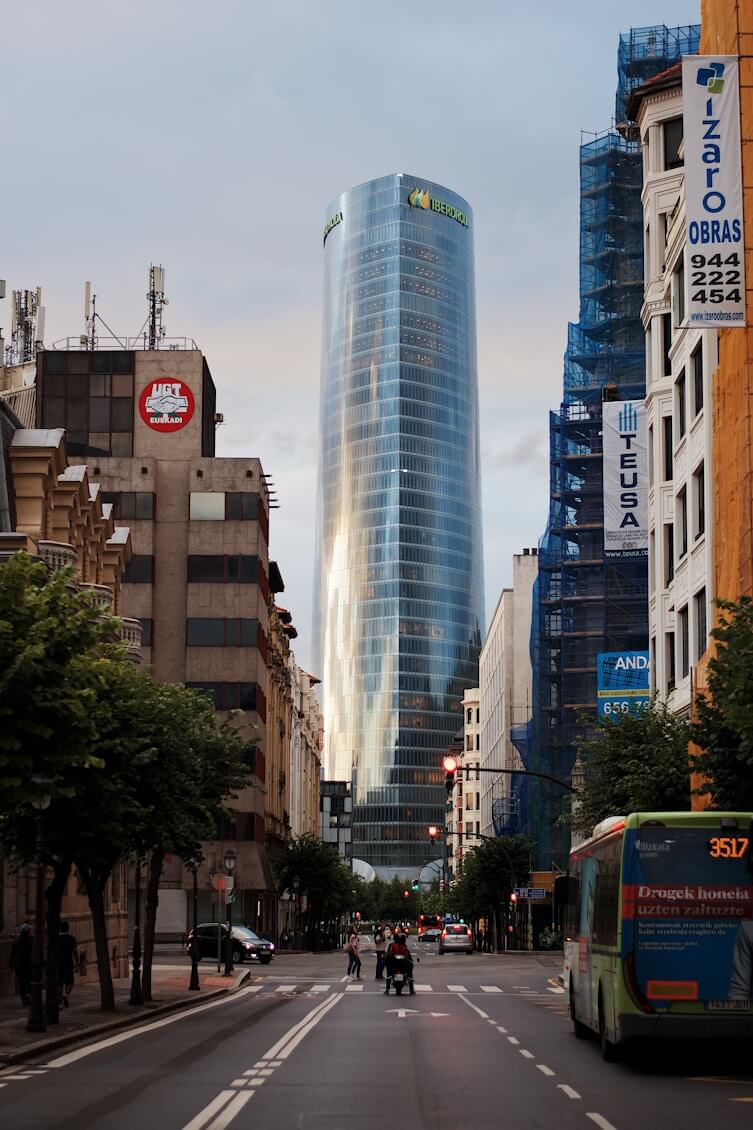 Gran Vía de Bilbao con la Torre Iberdrola al fondo, entorno urbano de ABAO Bilbao Opera