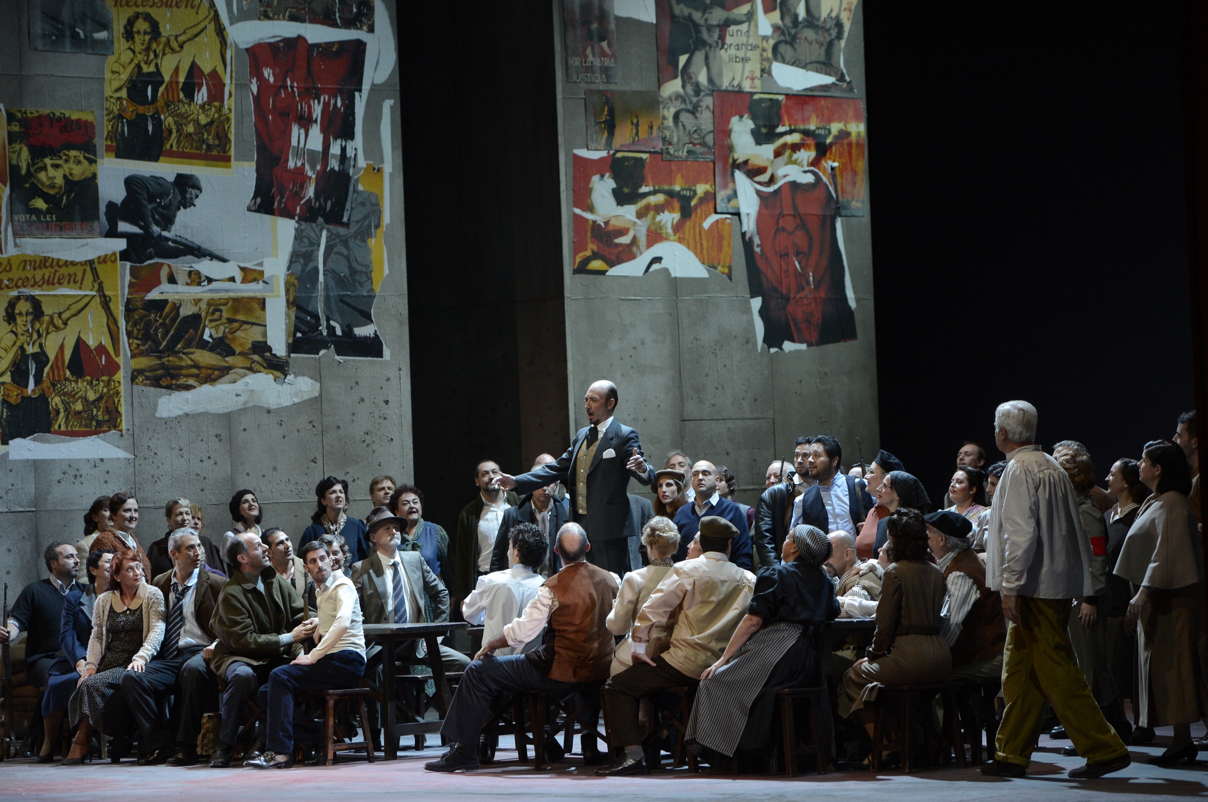Escena coral de La forza del destino en la producción de ABAO Bilbao Opera