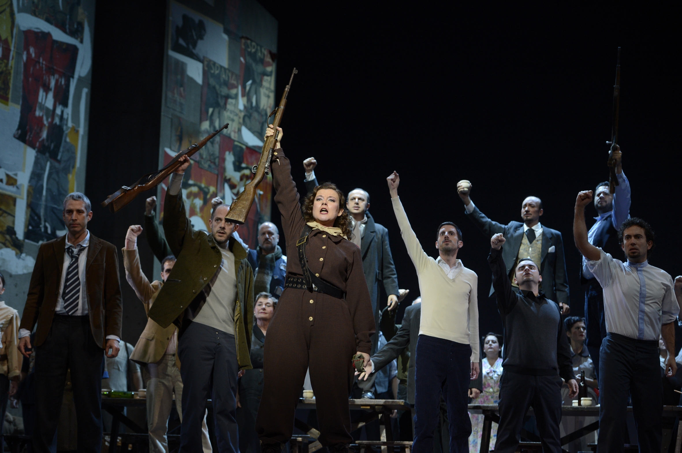Elenco de La forza del destino durante el clímax de la ópera de Verdi en ABAO Bilbao Opera